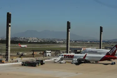 Imagem ilustrativa da imagem Avião colide com carro na pista do aeroporto do Galeão, no Rio