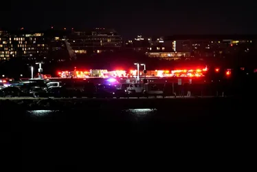 Imagem ilustrativa da imagem Choque entre helicóptero e avião mata 67 nos EUA; tragédia é a pior desde 11/09