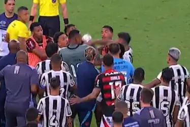 Imagem ilustrativa da imagem Briga em Flamengo x Botafogo termina com 4 expulsos e jogador sem dente; assista