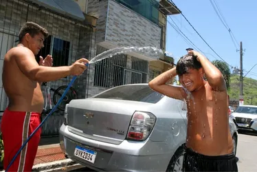 Imagem ilustrativa da imagem Calor no ES até o fim de janeiro: como os capixabas estão enfrentando o verão?