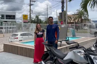 Imagem ilustrativa da imagem Capixaba que viralizou após pular em piscina de loja se explica: "Realizei o sonho"