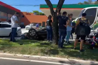 Imagem ilustrativa da imagem Carro capota após batida e deixa trânsito complicado em Vitória