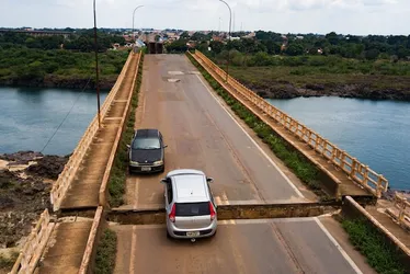 Imagem ilustrativa da imagem Carro está preso há um mês em fenda de ponte que desabou entre Maranhão e Tocantins
