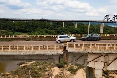 Imagem ilustrativa da imagem Carro está preso há um mês em fenda de ponte que desabou entre Maranhão e Tocantins