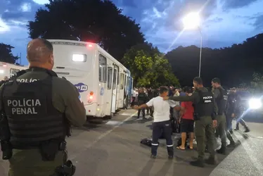 Imagem ilustrativa da imagem Celulares apreendidos com detentos durante operação em ônibus do Transcol em Viana