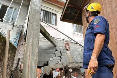 Imagem ilustrativa da imagem Chuvas em SC tiram 1.315 pessoas de casa; Bombeiros alertam para risco de deslizamentos