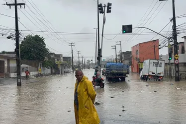 Imagem ilustrativa da imagem Chuvas voltam a castigar; Recife em Alerta Máximo; Inmet emite Alerta Vermelho