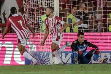 Imagem ilustrativa da imagem Com gol irregular, Náutico vence Santa Cruz por 2x1 para delírio dos alvirrubros