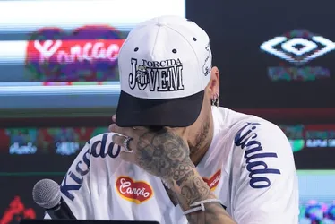 Imagem ilustrativa da imagem Como foi o 1º dia de Neymar no Santos: longa viagem, festa, choro ao falar do pai e camisa 10 do Rei