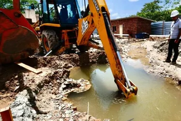 Imagem ilustrativa da imagem Compesa inicia reparo de adutora rompida em Afogados; 30 bairros afetados