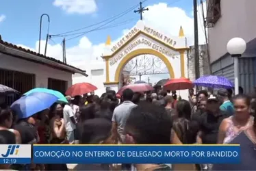 Imagem ilustrativa da imagem Delegado assassinado em São Paulo é homenageado por multidão em Pernambuco