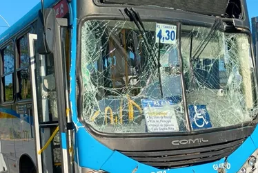 Imagem ilustrativa da imagem Dois ônibus colidem na Macaxeira, após um dos motoristas passar mal