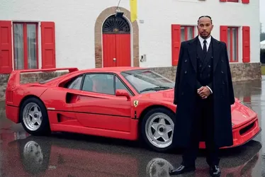 Imagem ilustrativa da imagem Ex-chefe de Lewis Hamilton revela reação ao vê-lo na Ferrari: ‘Como ver sua ex com um amigo novo’