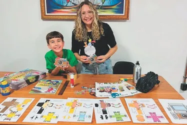 Imagem ilustrativa da imagem Experiência já nas férias: pais limitam celular para adaptar crianças à nova lei