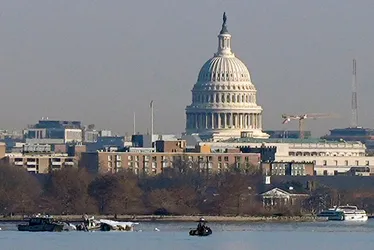 Imagem ilustrativa da imagem Faltavam controladores de voo na hora de acidente em Washington, diz jornal