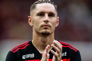 Imagem ilustrativa da imagem Flamengo libera Varela para acompanhar velório da mãe no Uruguai