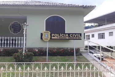 Imagem ilustrativa da imagem Foragido da justiça vai à delegacia para registrar ocorrência e acaba preso