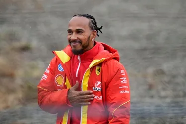 Imagem ilustrativa da imagem Hamilton bate em muro de proteção em teste com a Ferrari