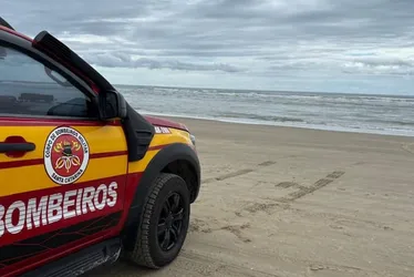 Imagem ilustrativa da imagem Homem morre após queda do costão entre as praias dos Ingleses e Santinho, em SC