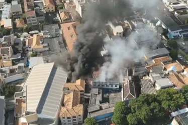 Imagem ilustrativa da imagem 21 pessoas são resgatadas de incêndio em fábrica de fantasias do carnaval no Rio
