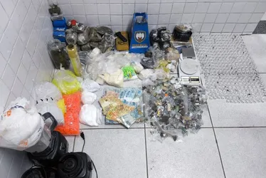 Imagem ilustrativa da imagem Laboratório de drogas produzia de cocaína a loló na Serra