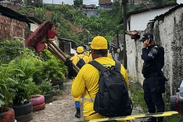 Imagem ilustrativa da imagem Mãe e filha morrem após deslizamento de barreira na Zona Norte do Recife