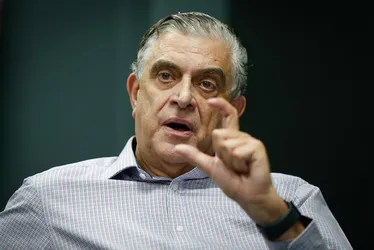 Imagem ilustrativa da imagem Mario Celso Petraglia, presidente do Athletico-PR, faz gestos obscenos para torcedores; veja