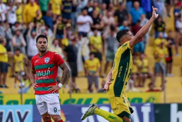 Imagem ilustrativa da imagem Mirassol x Portuguesa tem falha bizarra de goleiro e gol contra de longe