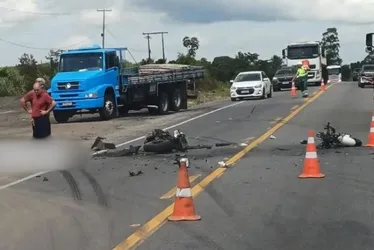 Imagem ilustrativa da imagem Motociclista morre após colisão com caminhão na BR-101 em Aracruz