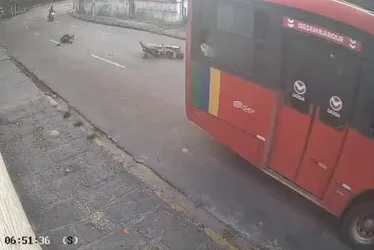 Imagem ilustrativa da imagem Motociclista se desequilibra, cai de moto e morre atropelado por ônibus no Recife