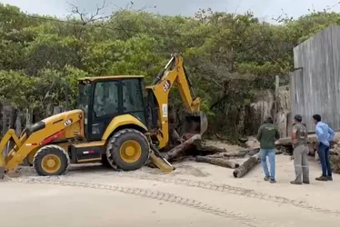 Imagem ilustrativa da imagem Muro do Pontal de Maracaípe que foi derrubado pela CPRH é reconstruído