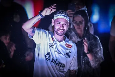 Imagem ilustrativa da imagem Neymar fala em vontade de jogar ‘até de goleiro’ e diz que contrato com Santos pode ser prorrogado