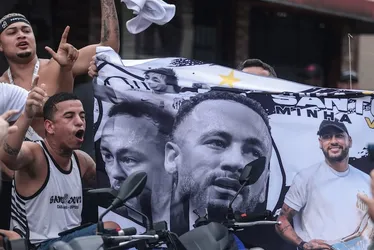 Imagem ilustrativa da imagem Neymar atrai torcedor com câncer, crianças e idosos, e faz venda de camisas do Santos explodir