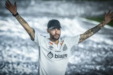 Imagem ilustrativa da imagem Neymar reestreia no Santos após polêmicas, declarações de amor e volta ao mundo