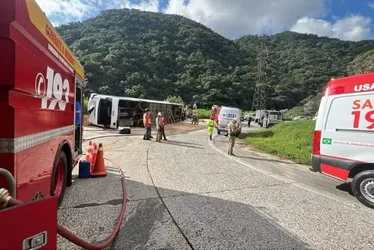 Imagem ilustrativa da imagem Ônibus com adolescentes tomba a caminho do Beto Carrero e deixa 24 feridos