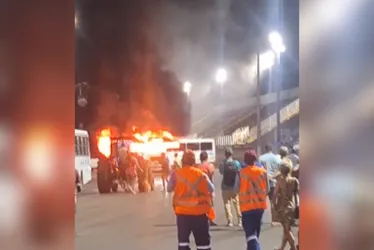 Imagem ilustrativa da imagem Ônibus do Transcol é incendiado em área do Sambão do Povo