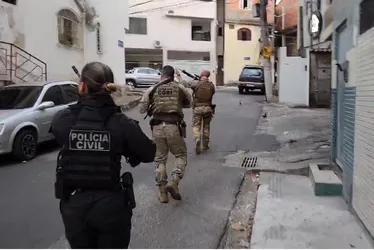 Imagem ilustrativa da imagem Operação no Rio contra traficantes capixabas prende 10 integrantes de facção
