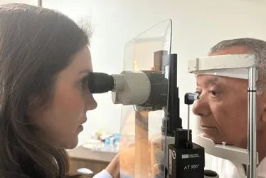 Imagem ilustrativa da imagem Pioneira: médica de Pernambuco revoluciona vidas com tatuagem ocular