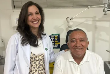 Imagem ilustrativa da imagem Pioneira: médica de Pernambuco revoluciona vidas com tatuagem ocular
