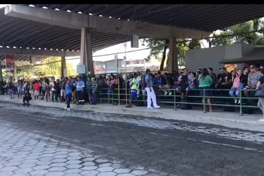 Imagem ilustrativa da imagem Por atraso de salários, motoristas cruzam os braços e a RMR amanhece sem ônibus