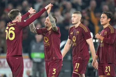 Imagem ilustrativa da imagem Com transmissão da TV Tribuna/Band, Roma vence o Frankfurt e avança de fase
