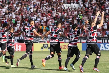 Imagem ilustrativa da imagem Santa Cruz chega à liderança do Pernambucano e bate recorde de público