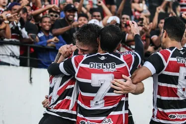 Imagem ilustrativa da imagem Santa Cruz chega à liderança do Pernambucano e bate recorde de público