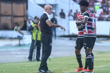 Imagem ilustrativa da imagem Santa Cruz chega à liderança do Pernambucano e bate recorde de público