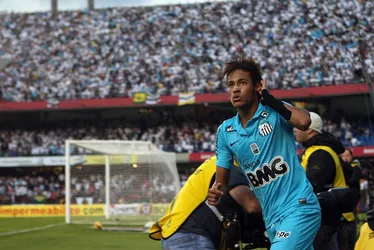 Imagem ilustrativa da imagem Santos prepara lançamento de camisa azul para celebrar retorno de Neymar