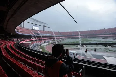 Imagem ilustrativa da imagem Temporal alaga gramado do MorumBis pouco antes de São Paulo x Corinthians; veja fotos