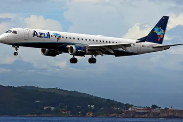 Imagem ilustrativa da imagem Turbulência em voo da Azul deixa passageiros em pânico e tripulante fica ferida