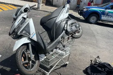 Imagem ilustrativa da imagem VÍDEO | Homens usam carrinho de supermercado para tentar furtar moto em Cariacica