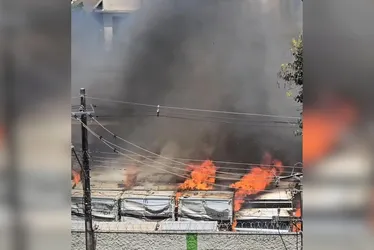 Imagem ilustrativa da imagem VÍDEO | Incêndio atinge estacionamento de unidade de saúde na Serra