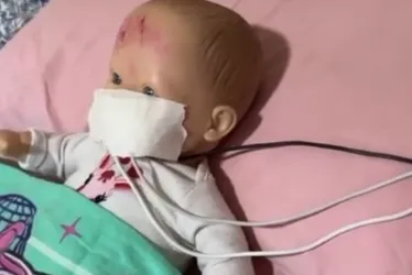Imagem ilustrativa da imagem VÍDEO | Menina de Ibatiba viraliza com brincadeira que simula boneca na UTI